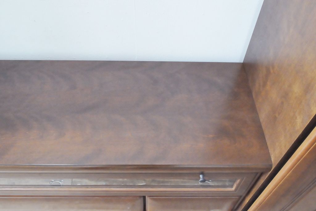 ワードローブを収納棚に、チェストをテレビ台にリメイク!ワードローブを希望のサイズにカットし2つの収納棚に加工、内部に可動式の棚板を設置。チェストをリサイズして1段目の引き出しを利用しテレビ台に。上部にガラス入りのフラップダウン扉を設置。いずれも元の色味に合わせて着色仕上げ。