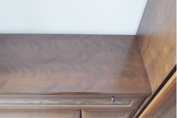 ワードローブを収納棚に、チェストをテレビ台にリメイク!ワードローブを希望のサイズにカットし2つの収納棚に加工、内部に可動式の棚板を設置。チェストをリサイズして1段目の引き出しを利用しテレビ台に。上部にガラス入りのフラップダウン扉を設置。いずれも元の色味に合わせて着色仕上げ。