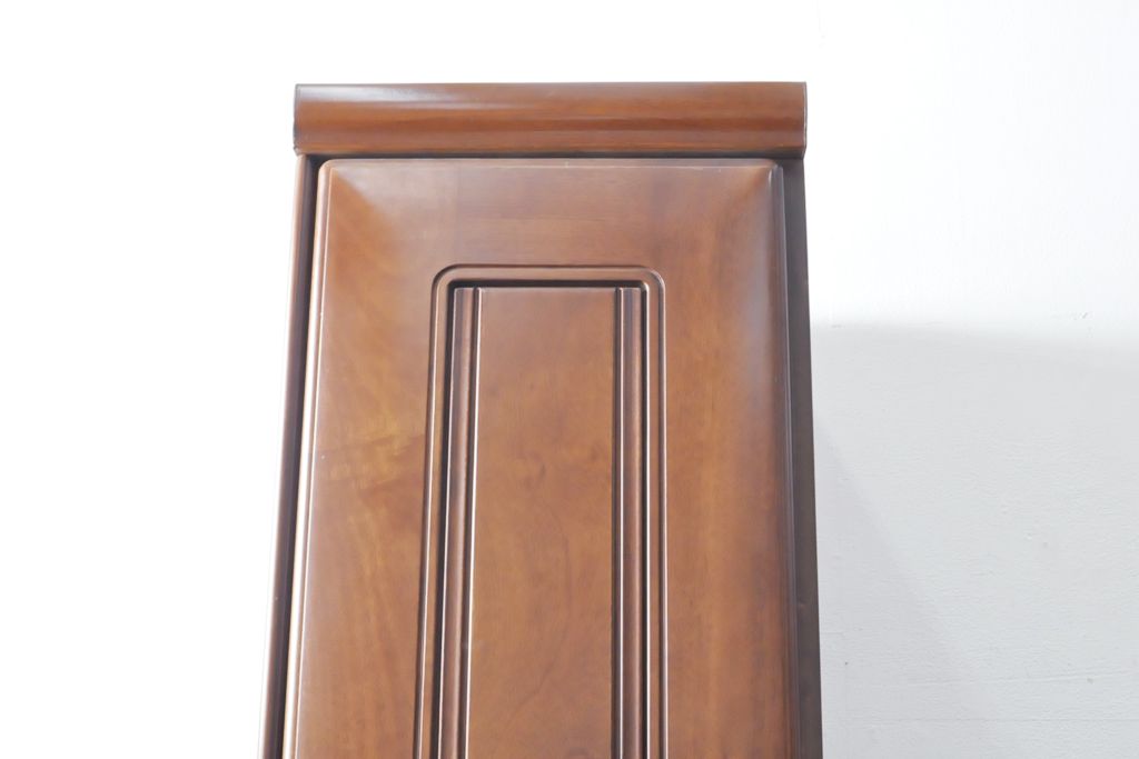 ワードローブを収納棚に、チェストをテレビ台にリメイク!ワードローブを希望のサイズにカットし2つの収納棚に加工、内部に可動式の棚板を設置。チェストをリサイズして1段目の引き出しを利用しテレビ台に。上部にガラス入りのフラップダウン扉を設置。いずれも元の色味に合わせて着色仕上げ。