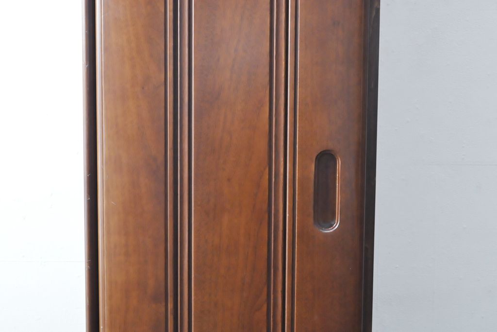 ワードローブを収納棚に、チェストをテレビ台にリメイク!ワードローブを希望のサイズにカットし2つの収納棚に加工、内部に可動式の棚板を設置。チェストをリサイズして1段目の引き出しを利用しテレビ台に。上部にガラス入りのフラップダウン扉を設置。いずれも元の色味に合わせて着色仕上げ。