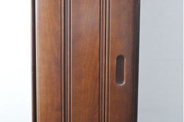 ワードローブを収納棚に、チェストをテレビ台にリメイク!ワードローブを希望のサイズにカットし2つの収納棚に加工、内部に可動式の棚板を設置。チェストをリサイズして1段目の引き出しを利用しテレビ台に。上部にガラス入りのフラップダウン扉を設置。いずれも元の色味に合わせて着色仕上げ。