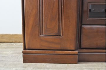 ワードローブを収納棚に、チェストをテレビ台にリメイク!ワードローブを希望のサイズにカットし2つの収納棚に加工、内部に可動式の棚板を設置。チェストをリサイズして1段目の引き出しを利用しテレビ台に。上部にガラス入りのフラップダウン扉を設置。いずれも元の色味に合わせて着色仕上げ。