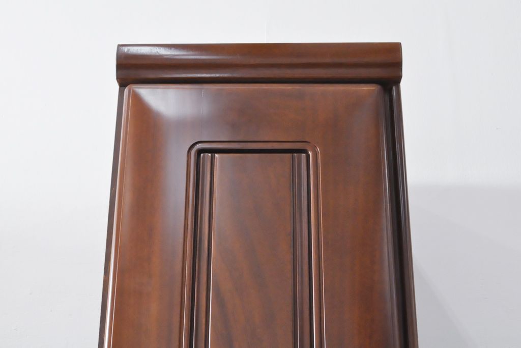 ワードローブを収納棚に、チェストをテレビ台にリメイク!ワードローブを希望のサイズにカットし2つの収納棚に加工、内部に可動式の棚板を設置。チェストをリサイズして1段目の引き出しを利用しテレビ台に。上部にガラス入りのフラップダウン扉を設置。いずれも元の色味に合わせて着色仕上げ。