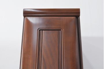 ワードローブを収納棚に、チェストをテレビ台にリメイク!ワードローブを希望のサイズにカットし2つの収納棚に加工、内部に可動式の棚板を設置。チェストをリサイズして1段目の引き出しを利用しテレビ台に。上部にガラス入りのフラップダウン扉を設置。いずれも元の色味に合わせて着色仕上げ。