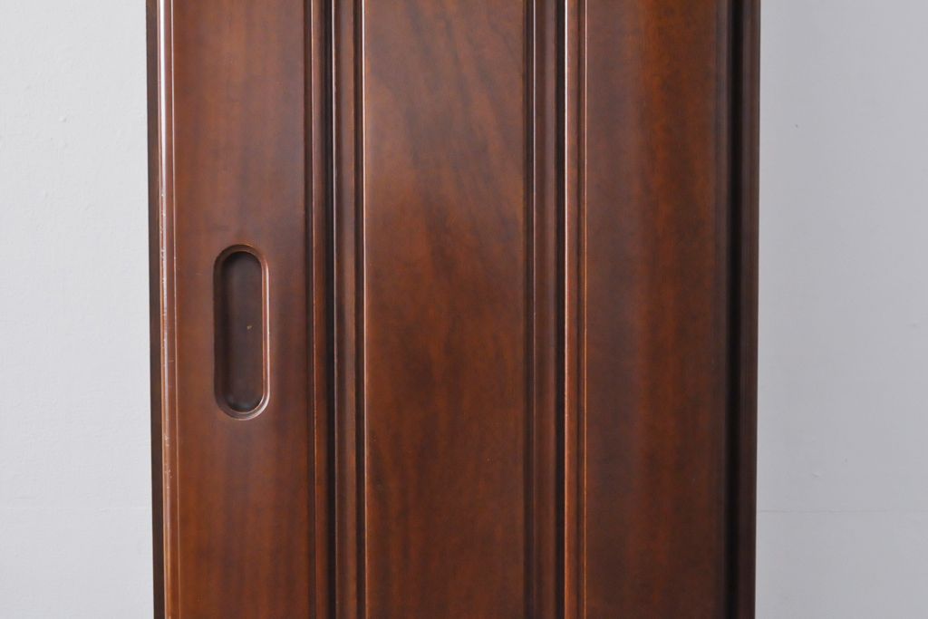 ワードローブを収納棚に、チェストをテレビ台にリメイク!ワードローブを希望のサイズにカットし2つの収納棚に加工、内部に可動式の棚板を設置。チェストをリサイズして1段目の引き出しを利用しテレビ台に。上部にガラス入りのフラップダウン扉を設置。いずれも元の色味に合わせて着色仕上げ。