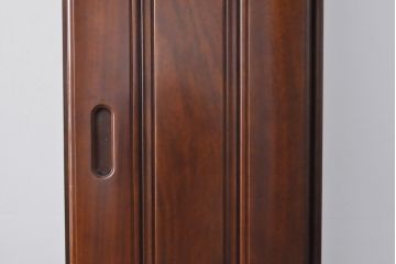 ワードローブを収納棚に、チェストをテレビ台にリメイク!ワードローブを希望のサイズにカットし2つの収納棚に加工、内部に可動式の棚板を設置。チェストをリサイズして1段目の引き出しを利用しテレビ台に。上部にガラス入りのフラップダウン扉を設置。いずれも元の色味に合わせて着色仕上げ。