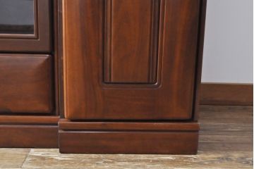 ワードローブを収納棚に、チェストをテレビ台にリメイク!ワードローブを希望のサイズにカットし2つの収納棚に加工、内部に可動式の棚板を設置。チェストをリサイズして1段目の引き出しを利用しテレビ台に。上部にガラス入りのフラップダウン扉を設置。いずれも元の色味に合わせて着色仕上げ。