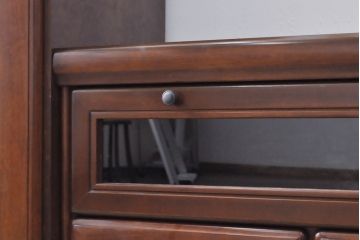 ワードローブを収納棚に、チェストをテレビ台にリメイク!ワードローブを希望のサイズにカットし2つの収納棚に加工、内部に可動式の棚板を設置。チェストをリサイズして1段目の引き出しを利用しテレビ台に。上部にガラス入りのフラップダウン扉を設置。いずれも元の色味に合わせて着色仕上げ。