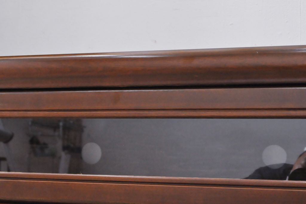 ワードローブを収納棚に、チェストをテレビ台にリメイク!ワードローブを希望のサイズにカットし2つの収納棚に加工、内部に可動式の棚板を設置。チェストをリサイズして1段目の引き出しを利用しテレビ台に。上部にガラス入りのフラップダウン扉を設置。いずれも元の色味に合わせて着色仕上げ。