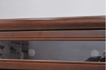 ワードローブを収納棚に、チェストをテレビ台にリメイク!ワードローブを希望のサイズにカットし2つの収納棚に加工、内部に可動式の棚板を設置。チェストをリサイズして1段目の引き出しを利用しテレビ台に。上部にガラス入りのフラップダウン扉を設置。いずれも元の色味に合わせて着色仕上げ。