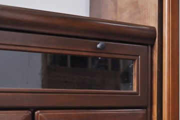 ワードローブを収納棚に、チェストをテレビ台にリメイク!ワードローブを希望のサイズにカットし2つの収納棚に加工、内部に可動式の棚板を設置。チェストをリサイズして1段目の引き出しを利用しテレビ台に。上部にガラス入りのフラップダウン扉を設置。いずれも元の色味に合わせて着色仕上げ。