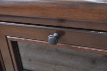 ワードローブを収納棚に、チェストをテレビ台にリメイク!ワードローブを希望のサイズにカットし2つの収納棚に加工、内部に可動式の棚板を設置。チェストをリサイズして1段目の引き出しを利用しテレビ台に。上部にガラス入りのフラップダウン扉を設置。いずれも元の色味に合わせて着色仕上げ。