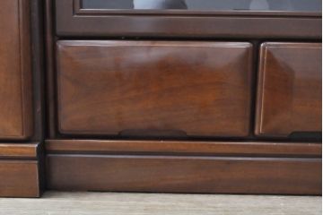 ワードローブを収納棚に、チェストをテレビ台にリメイク!ワードローブを希望のサイズにカットし2つの収納棚に加工、内部に可動式の棚板を設置。チェストをリサイズして1段目の引き出しを利用しテレビ台に。上部にガラス入りのフラップダウン扉を設置。いずれも元の色味に合わせて着色仕上げ。