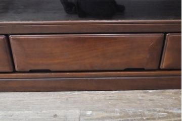 ワードローブを収納棚に、チェストをテレビ台にリメイク!ワードローブを希望のサイズにカットし2つの収納棚に加工、内部に可動式の棚板を設置。チェストをリサイズして1段目の引き出しを利用しテレビ台に。上部にガラス入りのフラップダウン扉を設置。いずれも元の色味に合わせて着色仕上げ。