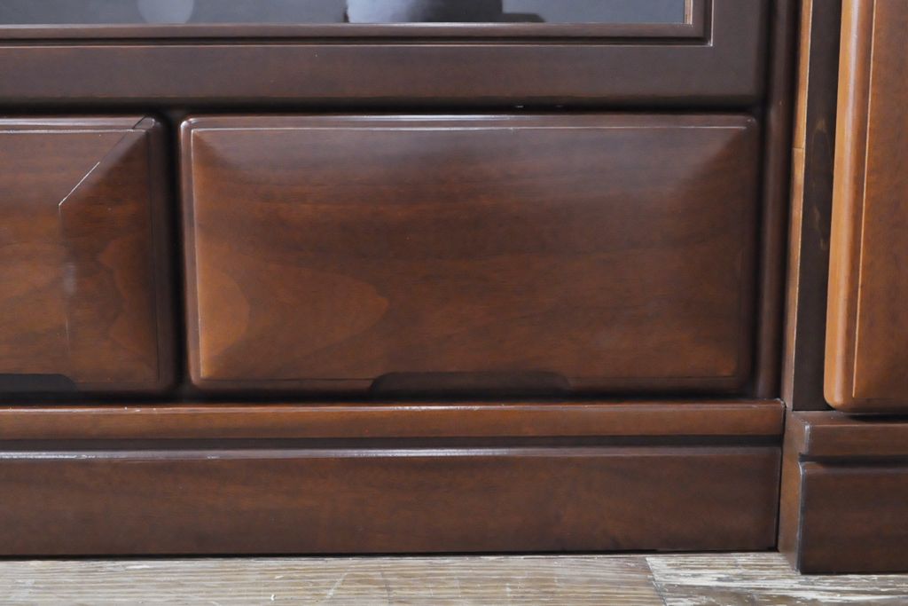 ワードローブを収納棚に、チェストをテレビ台にリメイク!ワードローブを希望のサイズにカットし2つの収納棚に加工、内部に可動式の棚板を設置。チェストをリサイズして1段目の引き出しを利用しテレビ台に。上部にガラス入りのフラップダウン扉を設置。いずれも元の色味に合わせて着色仕上げ。