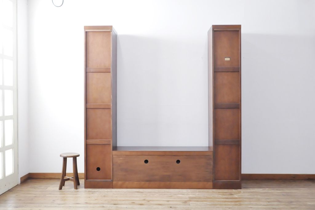 ワードローブを収納棚に、チェストをテレビ台にリメイク!ワードローブを希望のサイズにカットし2つの収納棚に加工、内部に可動式の棚板を設置。チェストをリサイズして1段目の引き出しを利用しテレビ台に。上部にガラス入りのフラップダウン扉を設置。いずれも元の色味に合わせて着色仕上げ。