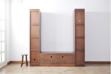 ワードローブを収納棚に、チェストをテレビ台にリメイク!ワードローブを希望のサイズにカットし2つの収納棚に加工、内部に可動式の棚板を設置。チェストをリサイズして1段目の引き出しを利用しテレビ台に。上部にガラス入りのフラップダウン扉を設置。いずれも元の色味に合わせて着色仕上げ。