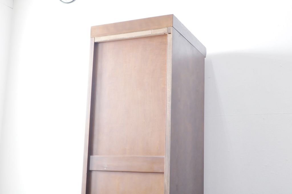 ワードローブを収納棚に、チェストをテレビ台にリメイク!ワードローブを希望のサイズにカットし2つの収納棚に加工、内部に可動式の棚板を設置。チェストをリサイズして1段目の引き出しを利用しテレビ台に。上部にガラス入りのフラップダウン扉を設置。いずれも元の色味に合わせて着色仕上げ。