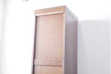 ワードローブを収納棚に、チェストをテレビ台にリメイク!ワードローブを希望のサイズにカットし2つの収納棚に加工、内部に可動式の棚板を設置。チェストをリサイズして1段目の引き出しを利用しテレビ台に。上部にガラス入りのフラップダウン扉を設置。いずれも元の色味に合わせて着色仕上げ。