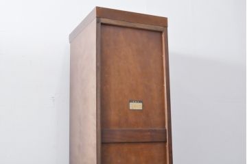 ワードローブを収納棚に、チェストをテレビ台にリメイク!ワードローブを希望のサイズにカットし2つの収納棚に加工、内部に可動式の棚板を設置。チェストをリサイズして1段目の引き出しを利用しテレビ台に。上部にガラス入りのフラップダウン扉を設置。いずれも元の色味に合わせて着色仕上げ。