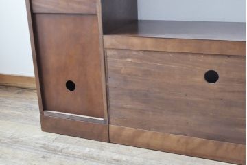 ワードローブを収納棚に、チェストをテレビ台にリメイク!ワードローブを希望のサイズにカットし2つの収納棚に加工、内部に可動式の棚板を設置。チェストをリサイズして1段目の引き出しを利用しテレビ台に。上部にガラス入りのフラップダウン扉を設置。いずれも元の色味に合わせて着色仕上げ。