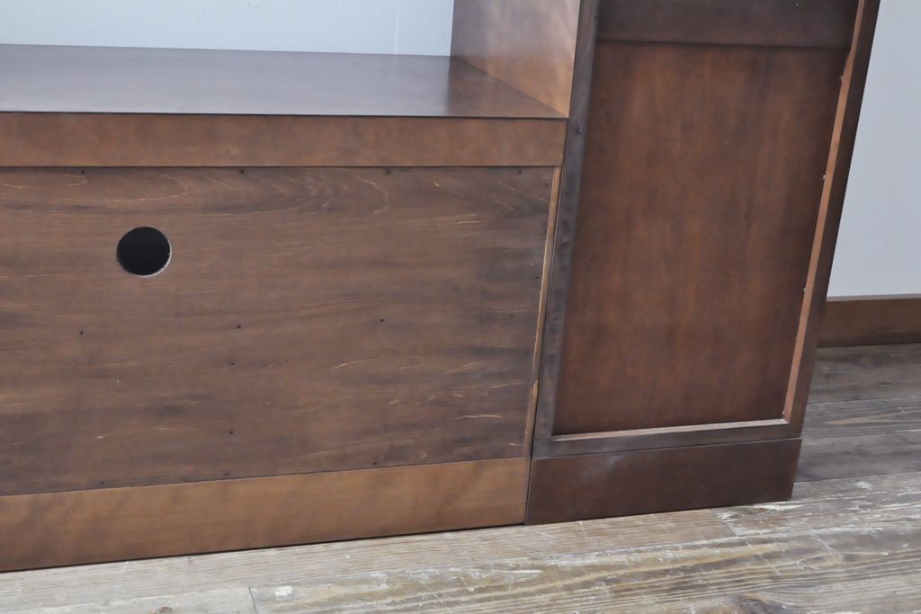 ワードローブを収納棚に、チェストをテレビ台にリメイク!ワードローブを希望のサイズにカットし2つの収納棚に加工、内部に可動式の棚板を設置。チェストをリサイズして1段目の引き出しを利用しテレビ台に。上部にガラス入りのフラップダウン扉を設置。いずれも元の色味に合わせて着色仕上げ。