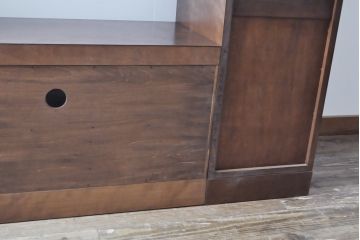 ワードローブを収納棚に、チェストをテレビ台にリメイク!ワードローブを希望のサイズにカットし2つの収納棚に加工、内部に可動式の棚板を設置。チェストをリサイズして1段目の引き出しを利用しテレビ台に。上部にガラス入りのフラップダウン扉を設置。いずれも元の色味に合わせて着色仕上げ。