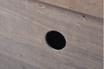 ワードローブを収納棚に、チェストをテレビ台にリメイク!ワードローブを希望のサイズにカットし2つの収納棚に加工、内部に可動式の棚板を設置。チェストをリサイズして1段目の引き出しを利用しテレビ台に。上部にガラス入りのフラップダウン扉を設置。いずれも元の色味に合わせて着色仕上げ。