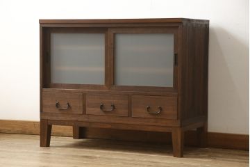 3段重ね桐箪笥を3つのローボードにリメイク!上段の引き戸にはすりガラスをはめ込み、引手を交換。内部に可動式タイプの棚板を製作。中段は棹通しと上2段の引き出しを撤去し、オープン仕様に変更。下段は一段目のみフラップダウン扉に変更。いずれも脚を付け、天板補強・取り付け。オーク系に着色仕上げ。