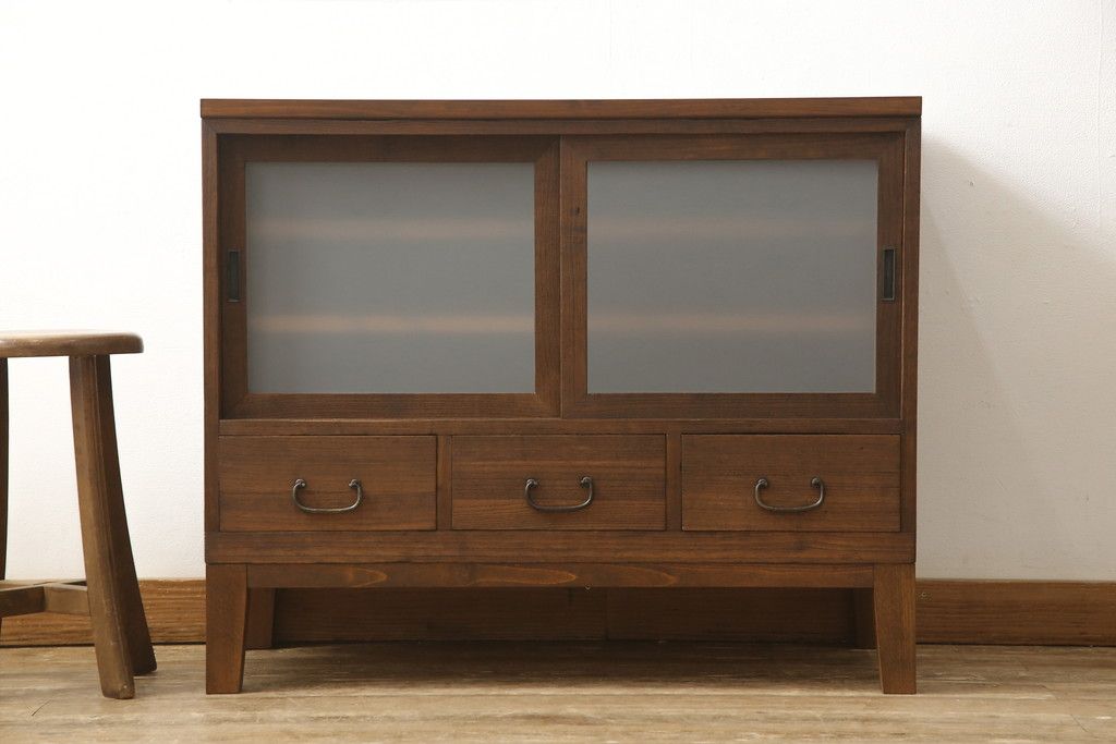 3段重ね桐箪笥を3つのローボードにリメイク!上段の引き戸にはすりガラスをはめ込み、引手を交換。内部に可動式タイプの棚板を製作。中段は棹通しと上2段の引き出しを撤去し、オープン仕様に変更。下段は一段目のみフラップダウン扉に変更。いずれも脚を付け、天板補強・取り付け。オーク系に着色仕上げ。