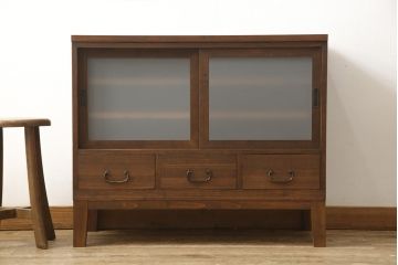 3段重ね桐箪笥を3つのローボードにリメイク!上段の引き戸にはすりガラスをはめ込み、引手を交換。内部に可動式タイプの棚板を製作。中段は棹通しと上2段の引き出しを撤去し、オープン仕様に変更。下段は一段目のみフラップダウン扉に変更。いずれも脚を付け、天板補強・取り付け。オーク系に着色仕上げ。