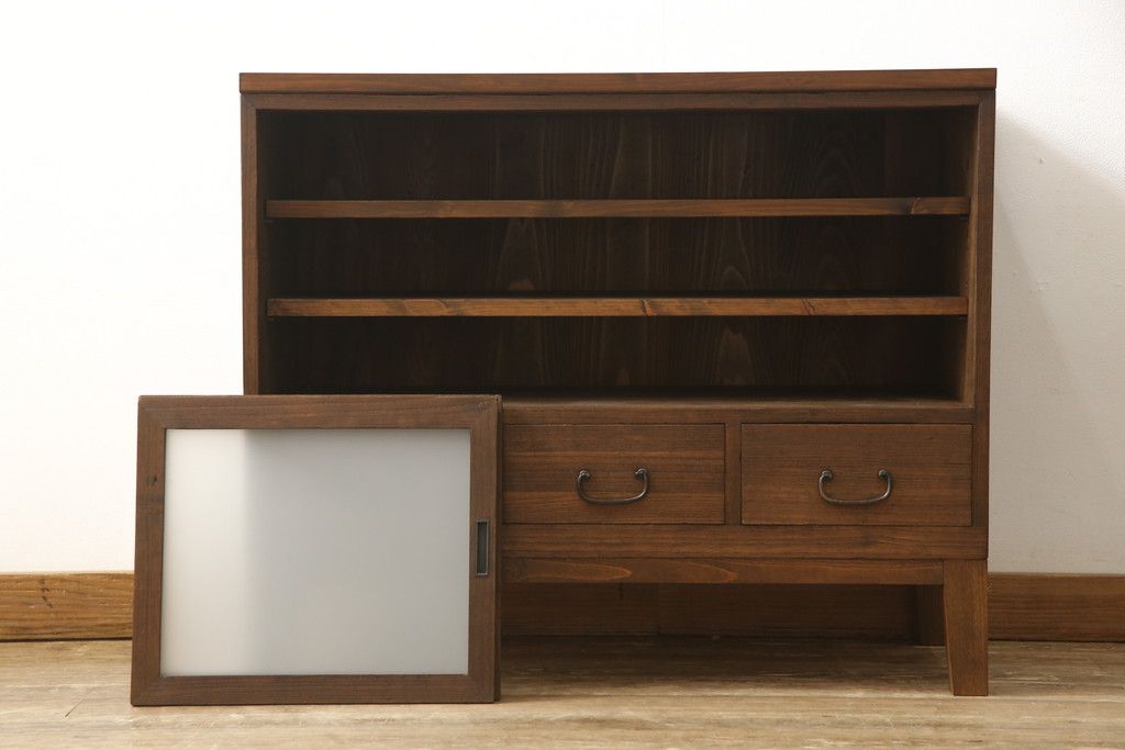 3段重ね桐箪笥を3つのローボードにリメイク!上段の引き戸にはすりガラスをはめ込み、引手を交換。内部に可動式タイプの棚板を製作。中段は棹通しと上2段の引き出しを撤去し、オープン仕様に変更。下段は一段目のみフラップダウン扉に変更。いずれも脚を付け、天板補強・取り付け。オーク系に着色仕上げ。