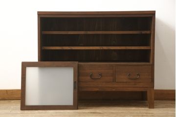 3段重ね桐箪笥を3つのローボードにリメイク!上段の引き戸にはすりガラスをはめ込み、引手を交換。内部に可動式タイプの棚板を製作。中段は棹通しと上2段の引き出しを撤去し、オープン仕様に変更。下段は一段目のみフラップダウン扉に変更。いずれも脚を付け、天板補強・取り付け。オーク系に着色仕上げ。