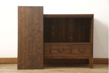 3段重ね桐箪笥を3つのローボードにリメイク!上段の引き戸にはすりガラスをはめ込み、引手を交換。内部に可動式タイプの棚板を製作。中段は棹通しと上2段の引き出しを撤去し、オープン仕様に変更。下段は一段目のみフラップダウン扉に変更。いずれも脚を付け、天板補強・取り付け。オーク系に着色仕上げ。