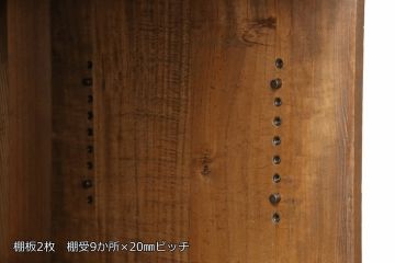 3段重ね桐箪笥を3つのローボードにリメイク!上段の引き戸にはすりガラスをはめ込み、引手を交換。内部に可動式タイプの棚板を製作。中段は棹通しと上2段の引き出しを撤去し、オープン仕様に変更。下段は一段目のみフラップダウン扉に変更。いずれも脚を付け、天板補強・取り付け。オーク系に着色仕上げ。