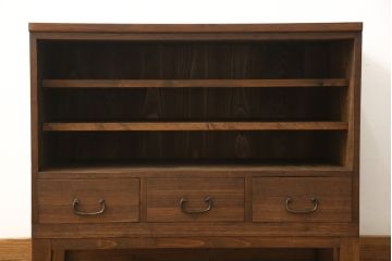 3段重ね桐箪笥を3つのローボードにリメイク!上段の引き戸にはすりガラスをはめ込み、引手を交換。内部に可動式タイプの棚板を製作。中段は棹通しと上2段の引き出しを撤去し、オープン仕様に変更。下段は一段目のみフラップダウン扉に変更。いずれも脚を付け、天板補強・取り付け。オーク系に着色仕上げ。