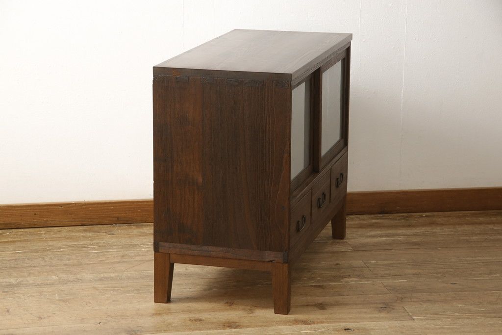 3段重ね桐箪笥を3つのローボードにリメイク!上段の引き戸にはすりガラスをはめ込み、引手を交換。内部に可動式タイプの棚板を製作。中段は棹通しと上2段の引き出しを撤去し、オープン仕様に変更。下段は一段目のみフラップダウン扉に変更。いずれも脚を付け、天板補強・取り付け。オーク系に着色仕上げ。