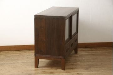 3段重ね桐箪笥を3つのローボードにリメイク!上段の引き戸にはすりガラスをはめ込み、引手を交換。内部に可動式タイプの棚板を製作。中段は棹通しと上2段の引き出しを撤去し、オープン仕様に変更。下段は一段目のみフラップダウン扉に変更。いずれも脚を付け、天板補強・取り付け。オーク系に着色仕上げ。