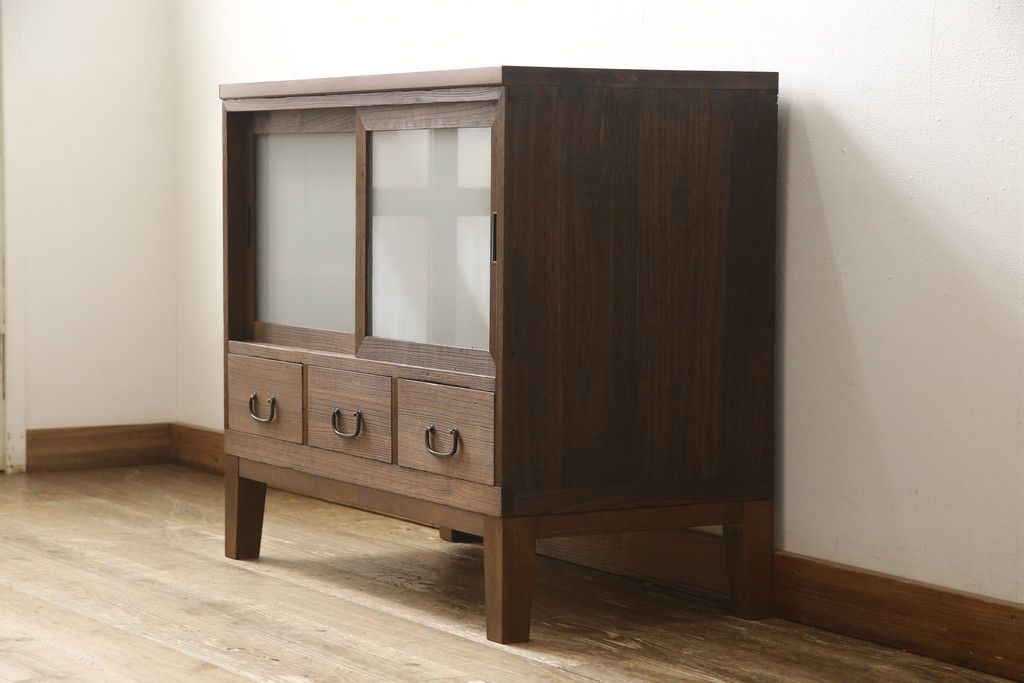 3段重ね桐箪笥を3つのローボードにリメイク!上段の引き戸にはすりガラスをはめ込み、引手を交換。内部に可動式タイプの棚板を製作。中段は棹通しと上2段の引き出しを撤去し、オープン仕様に変更。下段は一段目のみフラップダウン扉に変更。いずれも脚を付け、天板補強・取り付け。オーク系に着色仕上げ。