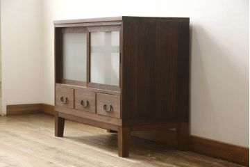 3段重ね桐箪笥を3つのローボードにリメイク!上段の引き戸にはすりガラスをはめ込み、引手を交換。内部に可動式タイプの棚板を製作。中段は棹通しと上2段の引き出しを撤去し、オープン仕様に変更。下段は一段目のみフラップダウン扉に変更。いずれも脚を付け、天板補強・取り付け。オーク系に着色仕上げ。