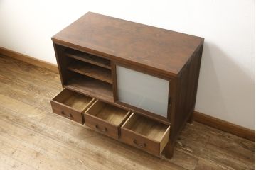 3段重ね桐箪笥を3つのローボードにリメイク!上段の引き戸にはすりガラスをはめ込み、引手を交換。内部に可動式タイプの棚板を製作。中段は棹通しと上2段の引き出しを撤去し、オープン仕様に変更。下段は一段目のみフラップダウン扉に変更。いずれも脚を付け、天板補強・取り付け。オーク系に着色仕上げ。