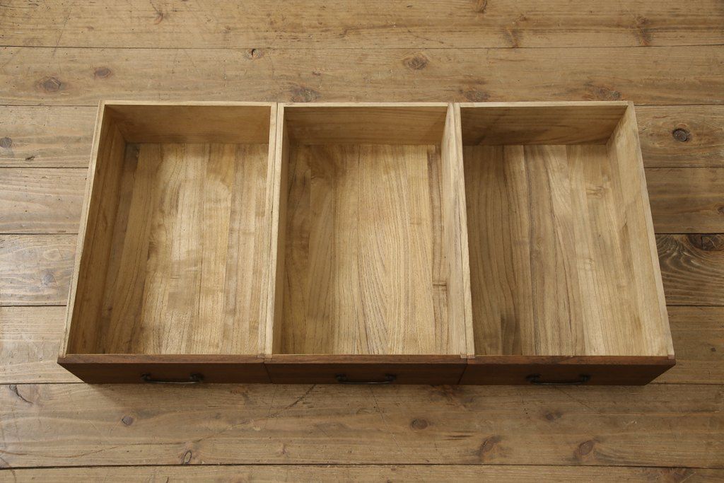 3段重ね桐箪笥を3つのローボードにリメイク!上段の引き戸にはすりガラスをはめ込み、引手を交換。内部に可動式タイプの棚板を製作。中段は棹通しと上2段の引き出しを撤去し、オープン仕様に変更。下段は一段目のみフラップダウン扉に変更。いずれも脚を付け、天板補強・取り付け。オーク系に着色仕上げ。