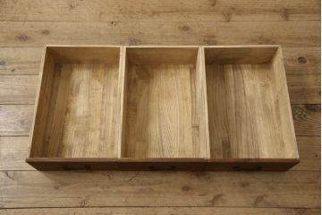 3段重ね桐箪笥を3つのローボードにリメイク!上段の引き戸にはすりガラスをはめ込み、引手を交換。内部に可動式タイプの棚板を製作。中段は棹通しと上2段の引き出しを撤去し、オープン仕様に変更。下段は一段目のみフラップダウン扉に変更。いずれも脚を付け、天板補強・取り付け。オーク系に着色仕上げ。