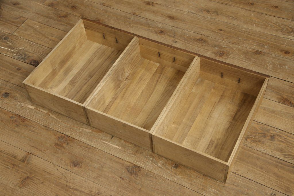 3段重ね桐箪笥を3つのローボードにリメイク!上段の引き戸にはすりガラスをはめ込み、引手を交換。内部に可動式タイプの棚板を製作。中段は棹通しと上2段の引き出しを撤去し、オープン仕様に変更。下段は一段目のみフラップダウン扉に変更。いずれも脚を付け、天板補強・取り付け。オーク系に着色仕上げ。