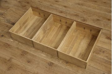 3段重ね桐箪笥を3つのローボードにリメイク!上段の引き戸にはすりガラスをはめ込み、引手を交換。内部に可動式タイプの棚板を製作。中段は棹通しと上2段の引き出しを撤去し、オープン仕様に変更。下段は一段目のみフラップダウン扉に変更。いずれも脚を付け、天板補強・取り付け。オーク系に着色仕上げ。