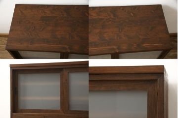 3段重ね桐箪笥を3つのローボードにリメイク!上段の引き戸にはすりガラスをはめ込み、引手を交換。内部に可動式タイプの棚板を製作。中段は棹通しと上2段の引き出しを撤去し、オープン仕様に変更。下段は一段目のみフラップダウン扉に変更。いずれも脚を付け、天板補強・取り付け。オーク系に着色仕上げ。