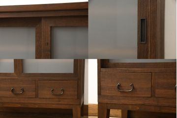 3段重ね桐箪笥を3つのローボードにリメイク!上段の引き戸にはすりガラスをはめ込み、引手を交換。内部に可動式タイプの棚板を製作。中段は棹通しと上2段の引き出しを撤去し、オープン仕様に変更。下段は一段目のみフラップダウン扉に変更。いずれも脚を付け、天板補強・取り付け。オーク系に着色仕上げ。