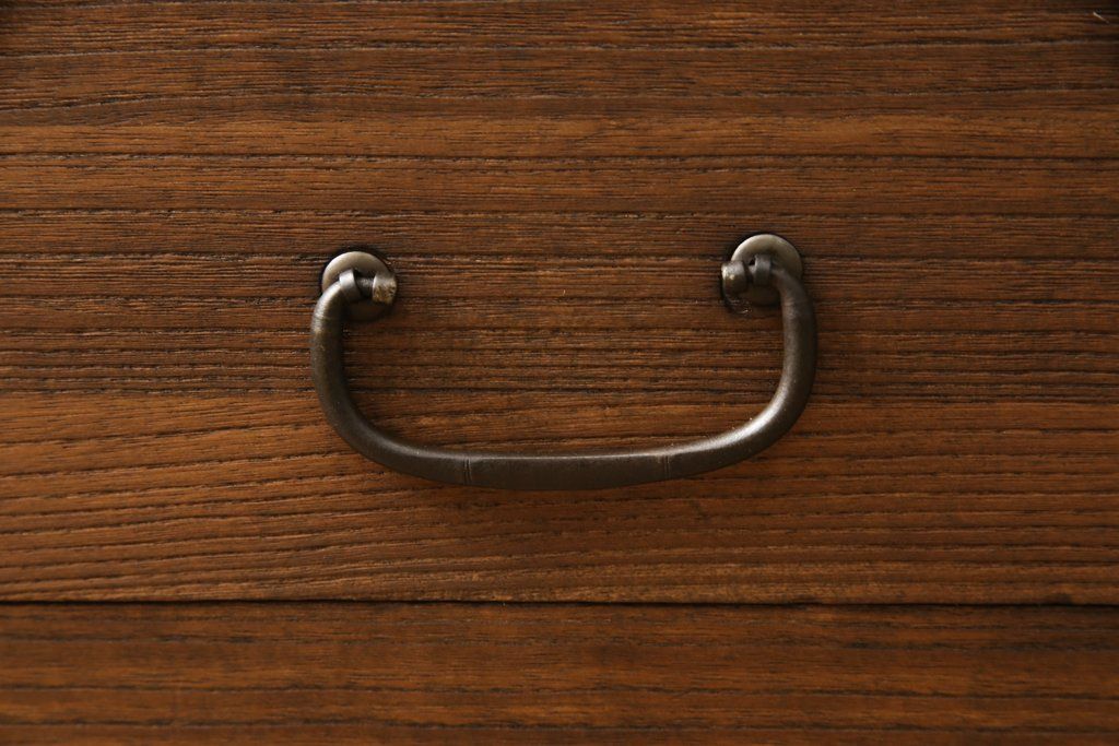 3段重ね桐箪笥を3つのローボードにリメイク!上段の引き戸にはすりガラスをはめ込み、引手を交換。内部に可動式タイプの棚板を製作。中段は棹通しと上2段の引き出しを撤去し、オープン仕様に変更。下段は一段目のみフラップダウン扉に変更。いずれも脚を付け、天板補強・取り付け。オーク系に着色仕上げ。