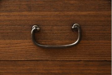 3段重ね桐箪笥を3つのローボードにリメイク!上段の引き戸にはすりガラスをはめ込み、引手を交換。内部に可動式タイプの棚板を製作。中段は棹通しと上2段の引き出しを撤去し、オープン仕様に変更。下段は一段目のみフラップダウン扉に変更。いずれも脚を付け、天板補強・取り付け。オーク系に着色仕上げ。