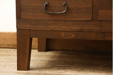 3段重ね桐箪笥を3つのローボードにリメイク!上段の引き戸にはすりガラスをはめ込み、引手を交換。内部に可動式タイプの棚板を製作。中段は棹通しと上2段の引き出しを撤去し、オープン仕様に変更。下段は一段目のみフラップダウン扉に変更。いずれも脚を付け、天板補強・取り付け。オーク系に着色仕上げ。